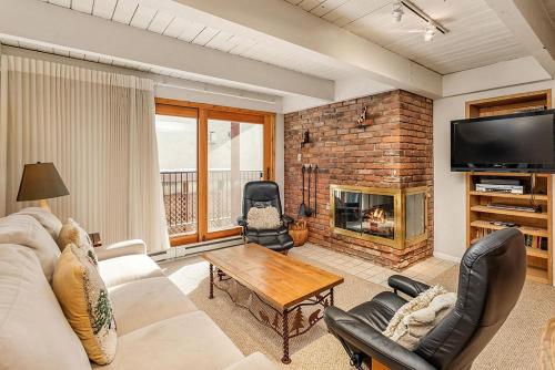 Chateau Blanc Unit 7, Downtown Condo with Deck, Views, & Wood-Burning Fireplace
