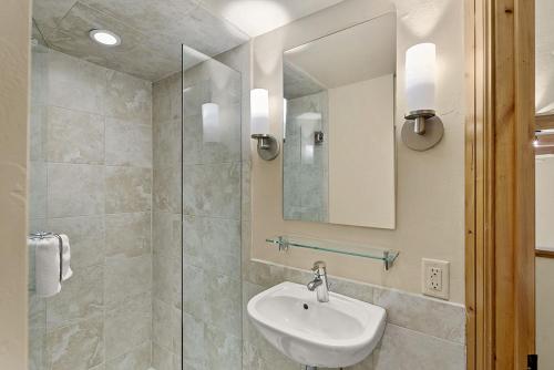 Ένα μπάνιο στο Fifth Avenue Unit 202, 2 Bedroom + Loft Condo, Huge Windows & Views. 2 Blocks to Skiing!