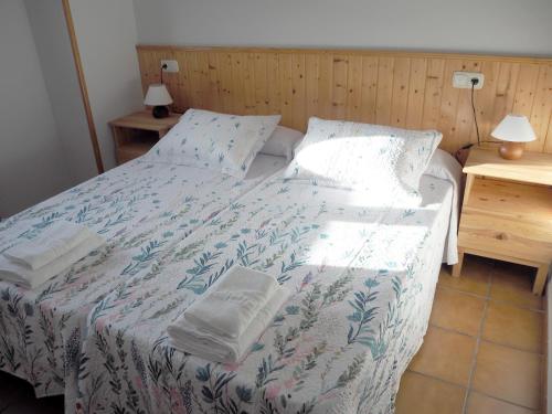 - un lit dans une chambre avec 2 oreillers dans l'établissement Posada de Ollo, à Ollo