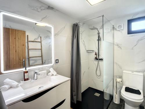 La salle de bains est pourvue d'un lavabo, d'une douche et de toilettes. dans l'établissement Mystic Mountain by Atlantic Holiday, à São Vicente