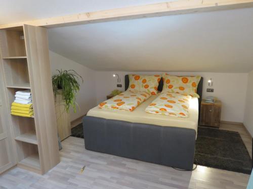 - un lit avec 2 oreillers dans l'établissement Haus Stegen, à Maria Alm