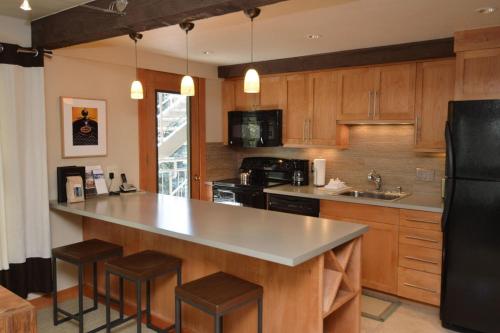 Kuchyň nebo kuchyňský kout v ubytování Chateau Roaring Fork Unit 3, Condo with Deck and River Views, 4 Blocks from Downtown Aspen