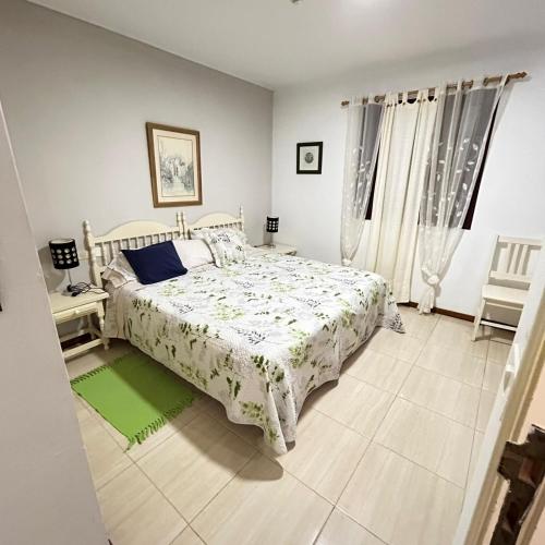 a bedroom with a bed and a table and a chair at RELAX ISLEÑO in Breña Baja