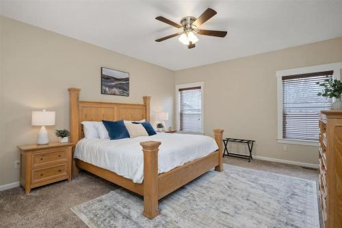 Schlafzimmer mit einem Bett und einem Deckenventilator in der Unterkunft Dream Rental Stocked Kitchen Gas Fireplace BBQ in Spokane Valley