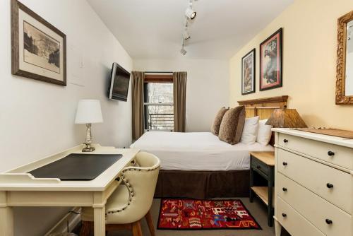 Posteľ alebo postele v izbe v ubytovaní Durant Unit A101, Centrally Located, Sunny Condo with Great Views, A/C & Fireplace