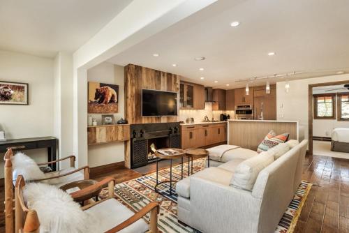 Fasching Haus Unit 6, Townhouse with Beautiful Decor, Spacious Layout, Great Location