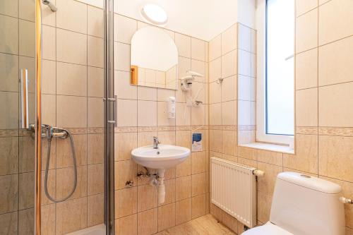 een badkamer met een toilet, een wastafel en een douche bij Perła Bieszczadów - Dom Wczasowy in Czarna