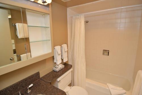 un bagno con vasca, WC e lavandino di Chateau Dumont Unit 11, Contemporary Condo with a Great Downtown Location ad Aspen