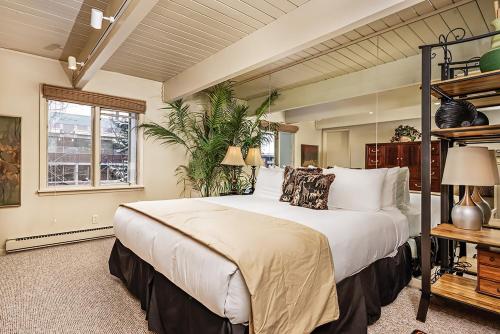 una camera da letto con un letto grande in una stanza di Chateau Dumont Unit 11, Contemporary Condo with a Great Downtown Location ad Aspen