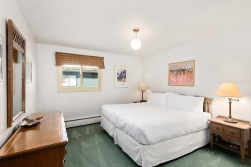 118 E. Bleeker Street Home, Large, Two-Level Home/Duplex with Private Deck & On-Site Parkingにあるベッド