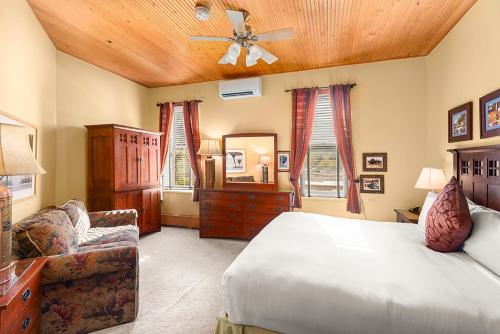 um quarto com uma cama e uma ventoinha de tecto em Independence Square 308, Top Floor Hotel Room with Ideal Downtown Location em Aspen