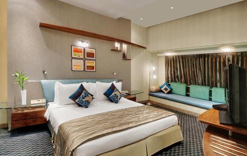 Gulta vai gultas numurā naktsmītnē Hotel Kohinoor Continental,Airport