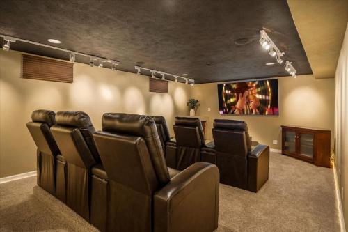 una sala cinema con sedie in pelle e TV a schermo piatto di Theatrical Escape South Hill Home near Downtown a Spokane