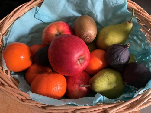 una cesta de fruta con manzanas, naranjas y peras en Die Radler-Scheune Finsterbergen, en Friedrichroda