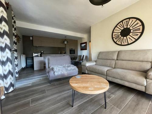 uma sala de estar com um sofá e uma mesa em Casa Rural Camino de Hierro I y II em La Fregeneda