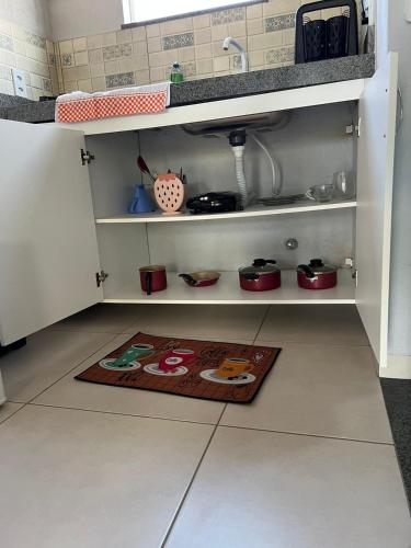 a kitchen with a rug on the floor in a kitchen at Pousada Sete Estrelas do Mar in Ilhéus
