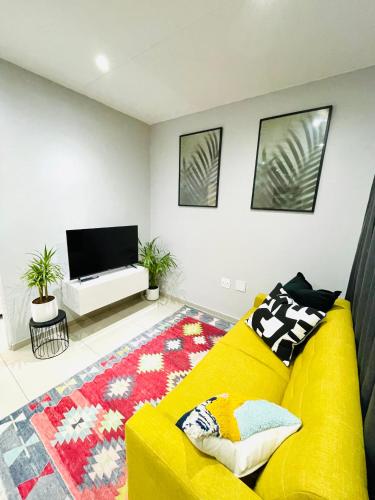 Μια τηλεόραση ή/και κέντρο ψυχαγωγίας στο Trendy, Comfortable 1 bedroom Apartments in Mthatha