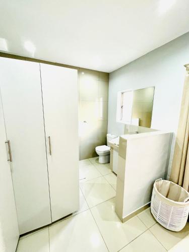 Ένα μπάνιο στο Trendy, Comfortable 1 bedroom Apartments in Mthatha