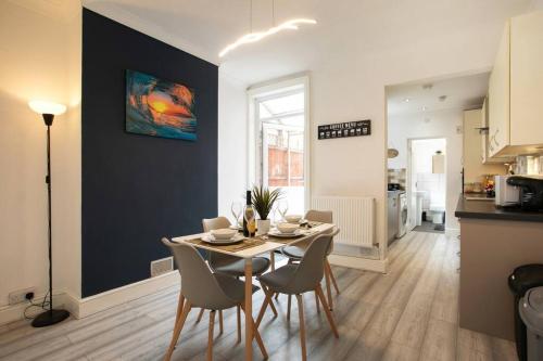 Dapur atau dapur kecil di Cosy home with street parking for you