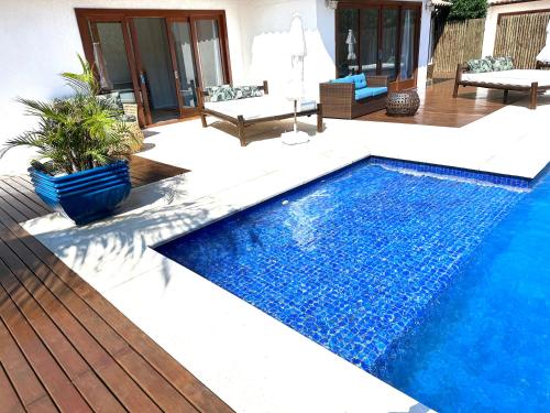 a swimming pool in the middle of a yard at Villa Ferradura Mar in Búzios