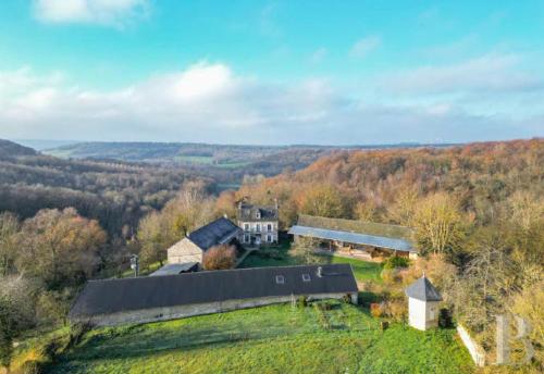 una vista aérea de una casa en medio de un campo en Grand gîte Verdonne (+30), en Chivres-Val