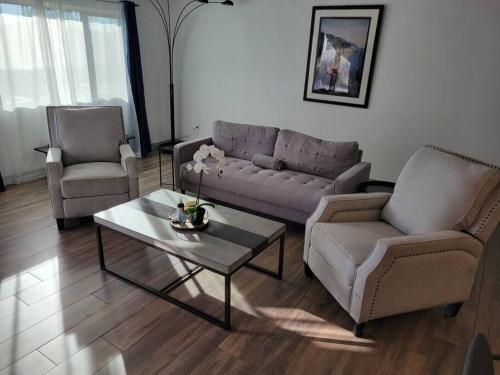 Sala de estar con 2 sofás y mesa de centro en *Msg for 5%off*2Bed1Bath KingQueenBeds CentralPHX, en Phoenix