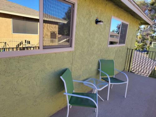 dos sillas y una mesa en el lateral de un edificio en *Msg for 5%off*2Bed1Bath KingQueenBeds CentralPHX, en Phoenix