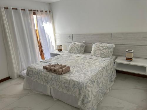a bedroom with a bed with two towels on it at Villa Ferradura Mar in Búzios