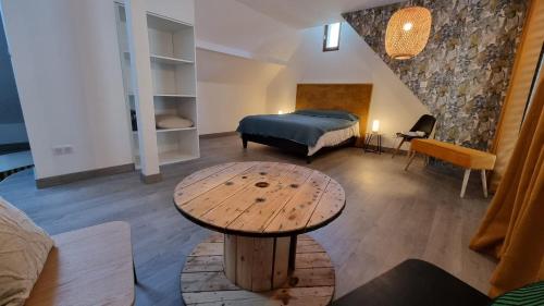 1 dormitorio con 1 cama y 1 mesa en una habitación en Nid 2 cigognes, en Zimmerbach