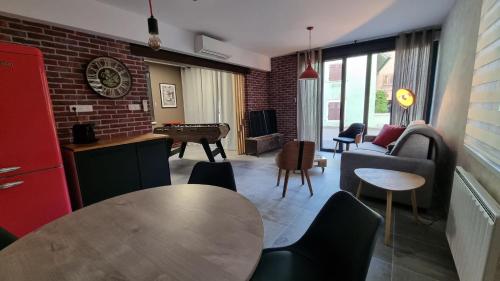 un salon avec une table et un canapé dans l'établissement Nid 2 cigognes, à Zimmerbach