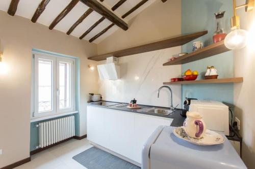 eine Küche mit einem weißen Kühlschrank und einer Spüle in der Unterkunft Frangipane 31 Monti Terrace in Rom