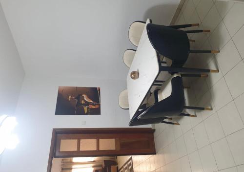 une photo d'une voiture suspendue sur un mur dans l'établissement Le zèbre, à Dakar