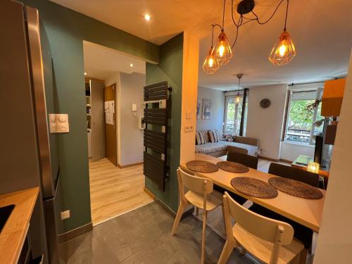 une cuisine et un salon avec une table et des chaises dans l'établissement Confort appartement proche Gare et Centre Strasbourg, à Strasbourg