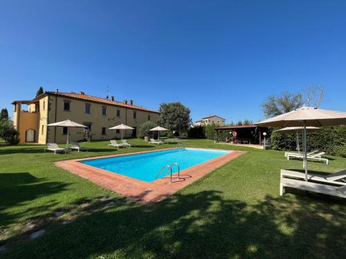 - une piscine dans la cour d'une maison dans l'établissement Olivo Apartment, à Lucignano