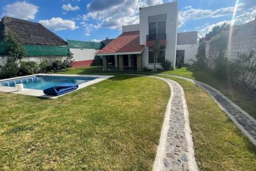 um quintal com uma piscina e uma casa em la casa de juanpi em Atlixco