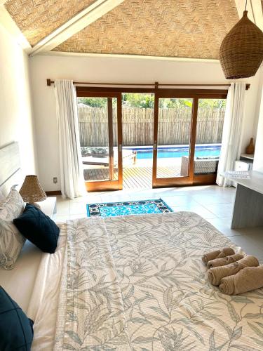 a bedroom with a large bed with teddy bears on it at Villa Ferradura Mar in Búzios