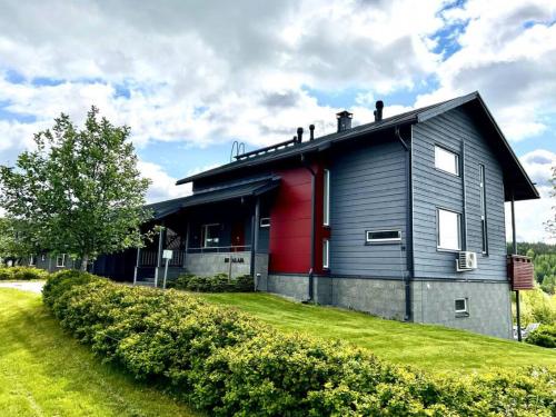 une maison avec un rouge et un gris dans l'établissement Villa Himalaja Himos, à Jämsä