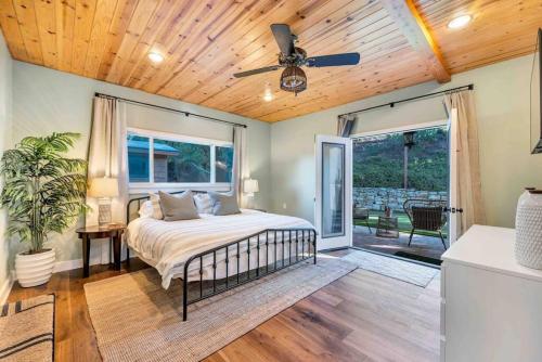 1 dormitorio con 1 cama y ventilador de techo en Modern Family Farmhouse with Pool, Jacuzzi, Putting Green, Treehouse, Bocce and more, en Thousand Oaks