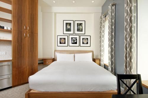 阿斯潘Independence Square 212, Studio with Beautiful Finishes. A+ Location in Downtown Aspen的房间里有一张白色大床的卧室