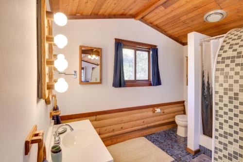 uma casa de banho com um lavatório e um WC em Log Cabin Rental in Eagle River Pets Welcome! em Eagle River
