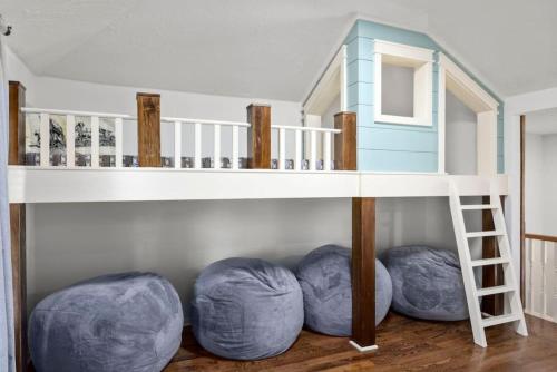 Galeriebild der Unterkunft 5BR Train Theme Heated Pool Hot Tub EV BBQ in Spring