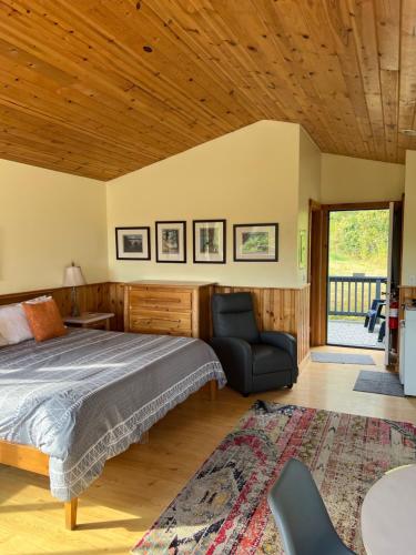 Postel nebo postele na pokoji v ubytování Deer Harbor Inn