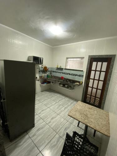 Кухня или мини-кухня в Pousada econômica bon vivant arraial do cabo
