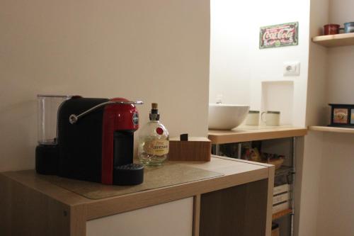 una cucina con macchinetta del caffè su un bancone di Centro Storico Home a Torino