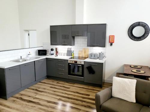 Kitchen o kitchenette sa Burkhardt Hall- Parking Included- Sleeps 4