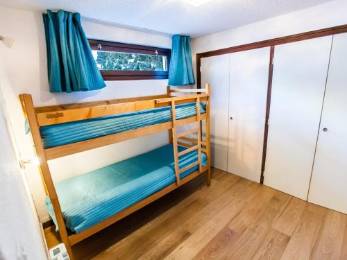 une chambre avec deux lits superposés dans l'établissement Duplex rénové 3 pièces avec jardin, parking et animaux admis à Chamonix - FR-1-517-25, à Chamonix-Mont-Blanc
