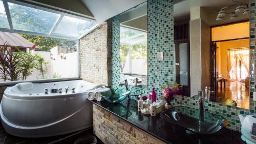 Ett badrum på Siam Beach Resort