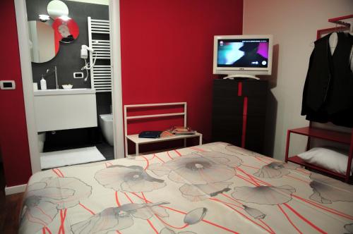 Un dormitorio con una cama con pájaros. en Eva & Diabolik's Secret Room, en Milán