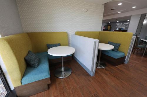 Χώρος καθιστικού στο Hampton Inn Hutchinson