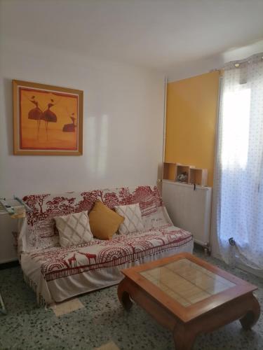 un salon avec un canapé et une table basse dans l'établissement Maison du soleil, à Prades